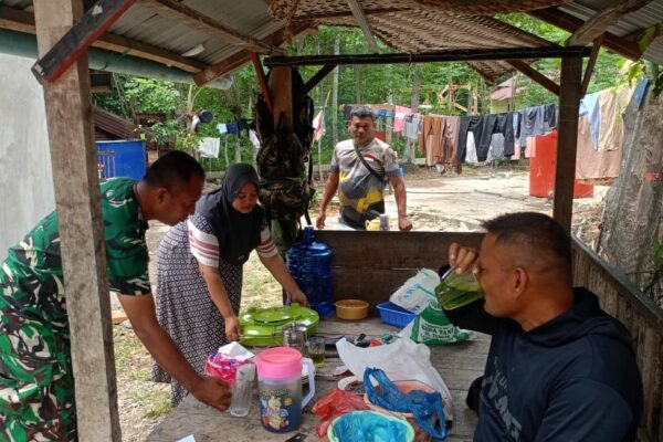 Suguhan Sederhana Warga Lhok Panah Jadi Penyemangat Satgas TMMD Ke-129 Kodim 0102/Pidie