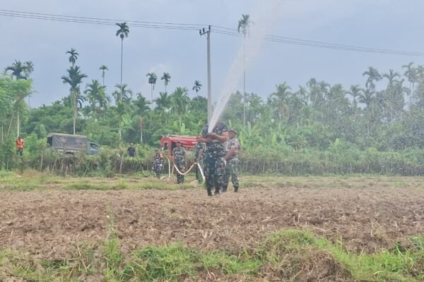 Cuaca Terik Tak Surutkan Semangat, Satgas TMMD Kodim 0102/Pidie Manfaatkan Armada Damkar TNI AD Siram Benih Jagung