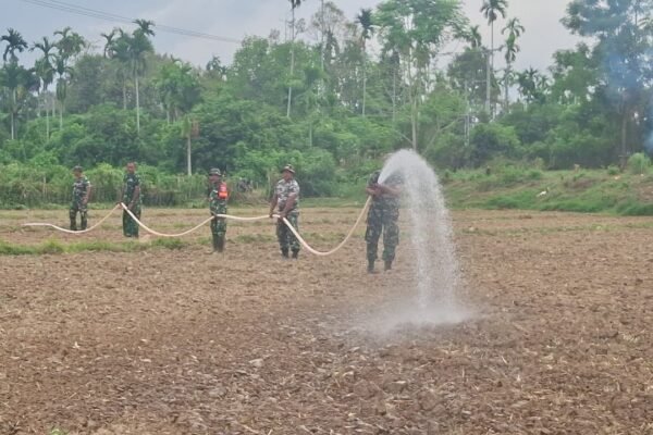 Satgas TMMD Ke-129 Kodim 0102/Pidie Manfaatkan Armada Damkar TNI AD Siram Benih Jagung