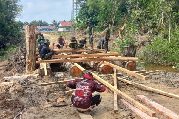 Warga Turun Tangan, Gotong Royong Jadi Kekuatan Pembangunan Jembatan Danau Belatung