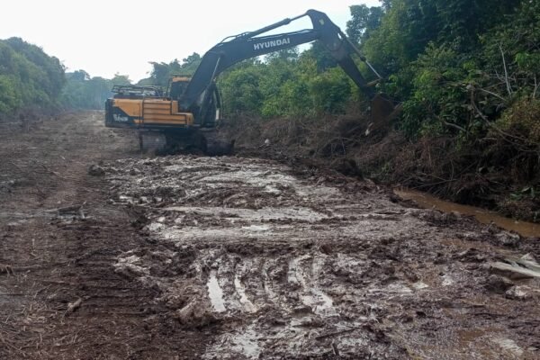 Kejar Target, Satgas TMMD Kodim 1206/Putussibau Pacu Pengerjaan Badan Jalan dan Parit