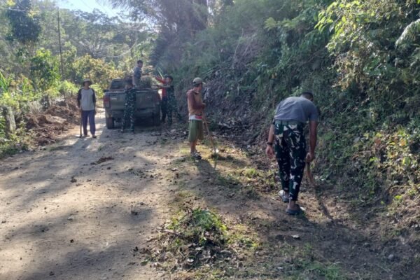 Jaga Akses Tetap Nyaman, Satgas TMMD Ke-129 Kodim 1407/Bone Bersama Warga Bersihkan Badan Jalan