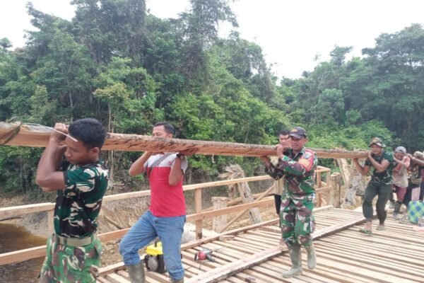 Medan Menantang Tak Jadi Halangan, Satgas TMMD Angkut Material Jembatan Secara Gotong Royong