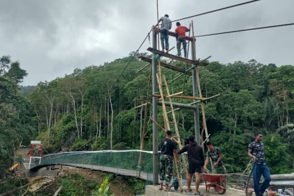 Rawat Fasilitas Penghubung Warga, Satgas TMMD Ke-129 Kodim 1407/Bone Lanjutkan Pengecatan Jembatan Gantung