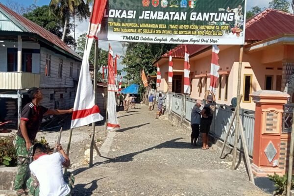 Semarak HUT ke-81 RI, Satgas TMMD Ke-129 Kodim 1407/Bone dan Warga Kibarkan Merah Putih di Lokasi Jembatan