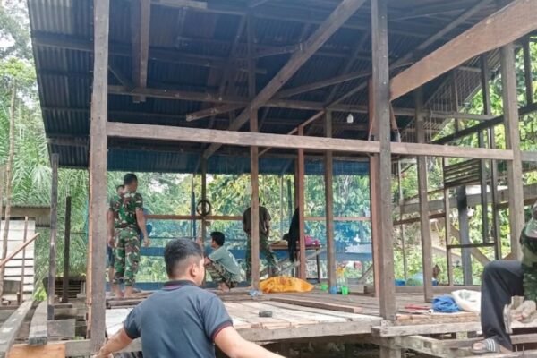 Waring Dipasang dengan Teliti, Satgas TMMD Pastikan Dinding RTLH Ibu Marsiana Kokoh