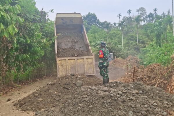 Pasokan Material Terus Digenjot, Satgas TMMD Ke-129 Kodim 0102/Pidie Pastikan Pengerasan Jalan Berjalan Tanpa Hambatan