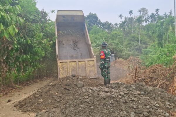 Pasokan Material Terus Mengalir, Satgas TMMD Ke-129 Kodim 0102/Pidie Percepat Pengerasan Jalan