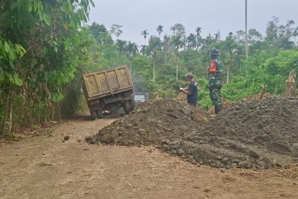 Distribusi Batu dan Pasir Jadi Kunci Kelancaran Pembangunan Jalan TMMD Ke-129 Kodim 0102/Pidie