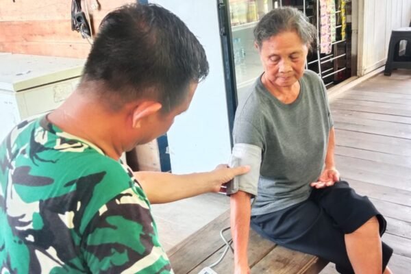 Siaga di Tengah Kesibukan TMMD, Tim Kesehatan Kodim 1206/Putussibau Pastikan Prajurit Tetap Prima