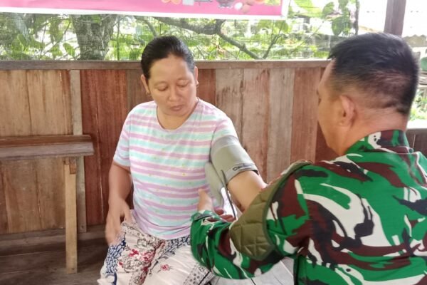 Tak Hanya Prajurit, Tim Kesehatan Satgas TMMD Layani Warga di Lokasi Pengabdian