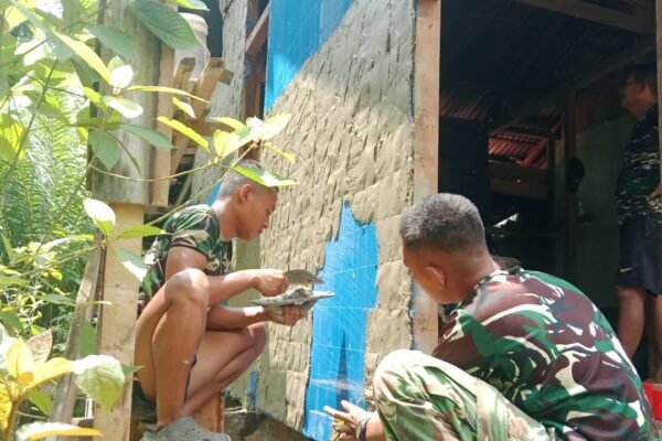 Kualitas Jadi Prioritas, Satgas TMMD Teliti Tempelkan Semen pada Dinding RTLH