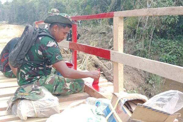 Finishing Jembatan Makin Sempurna, Satgas TMMD Kodim 1206/Putussibau Cat Pagar Jembatan