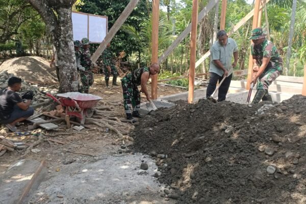 Gotong Royong Turunkan Material Pasir, Wujud Sinergi Satgas TMMD dan Warga Bangun RTLH