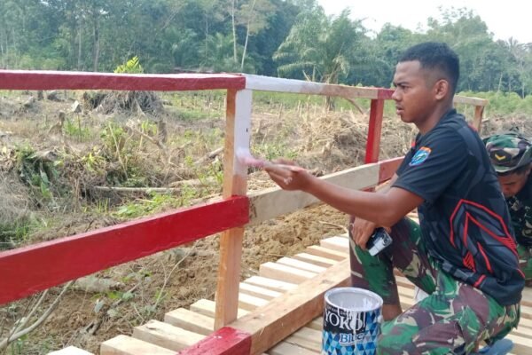 Bukan Sekadar Mempercantik, Cat Pagar Jadi Pelindung Jembatan TMMD Kodim 1206/Putussibau