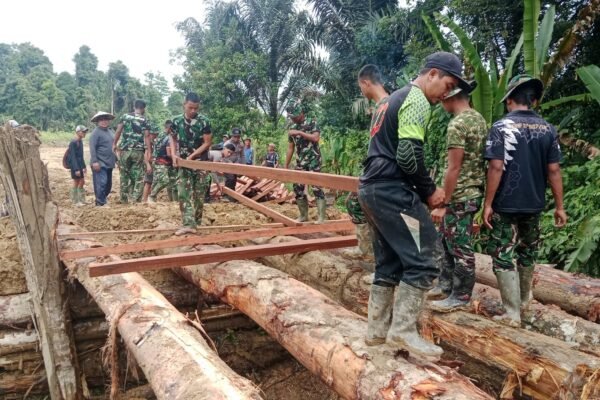 Kejar Target Tepat Waktu, Satgas TMMD Kodim 1206/Putussibau Percepat Pembangunan Jembatan