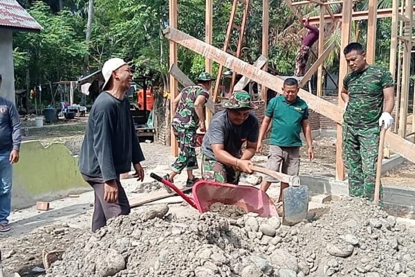 Gotong Royong Satgas TMMD dan Warga Percepat Penimbunan Material Rehab RTLH