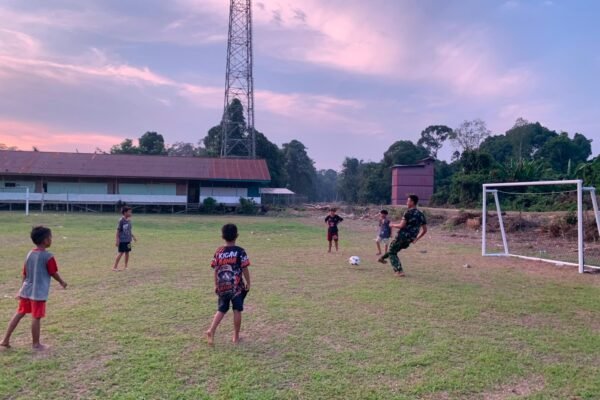 Satgas TMMD 129 Kodim 1206/Putussibau Bangun Kedekatan dengan Anak Desa Belatung Lewat Sepak Bola
