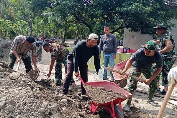 Kebersamaan Satgas TMMD dan Warga Percepat Tahapan Pembangunan Rumah Layak Huni