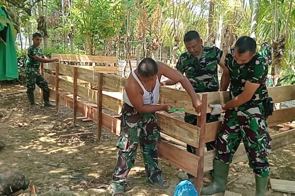 TMMD Hadir Tingkatkan Kesejahteraan Masyarakat, Satgas TMMD Ke-129 Kodim 0102/Pidie Bangun Kolam Lele di Pekarangan Warga