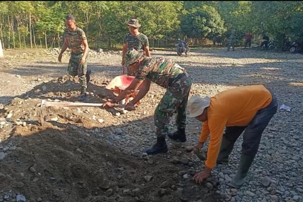 Kebersamaan Satgas TMMD dan Warga Awali Pembangunan Fasilitas Sanitasi di Dayah Babul Ula