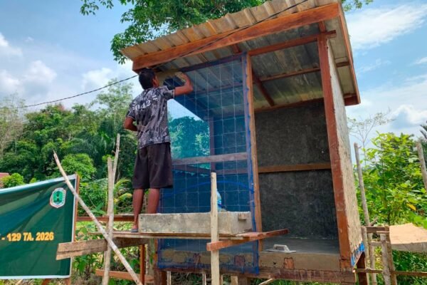 Kejar Kualitas dan Ketahanan, Satgas TMMD 129 Kodim 1206/Putussibau Rapikan Pemlesteran MCK Masjid Al-Hidayah