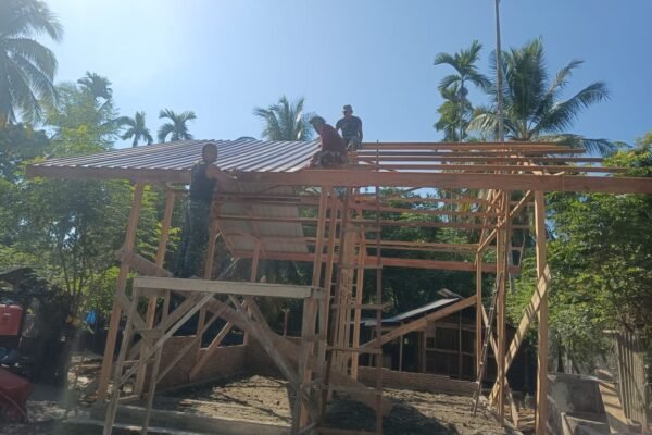 Mimpi Muhammad Amin Miliki Rumah Layak Hampir Terwujud, Satgas TMMD Ke-129 Kodim 0102/Pidie Mulai Pasang Atap