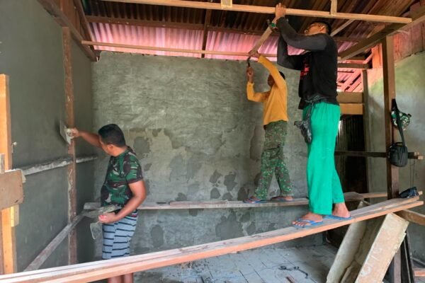 Gotong Royong TNI dan Warga Percepat Perubahan Rumah Tak Layak Huni di Lokasi TMMD 129 Kodim 1206/Putussibau