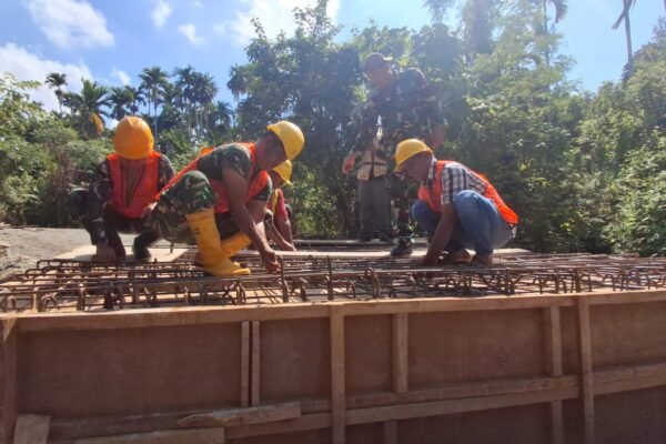 Pemasangan Bekisting Box Culvert TMMD Ke-129 Kodim 0102/Pidie Dikebut, Perkuat Struktur Jembatan Desa