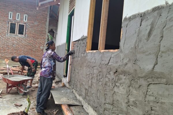 Semangat Satgas TMMD Tak Surut, Plester Dinding Rumah Nek Nyak Ubit Dikerjakan Demi Wujudkan Hunian Layak