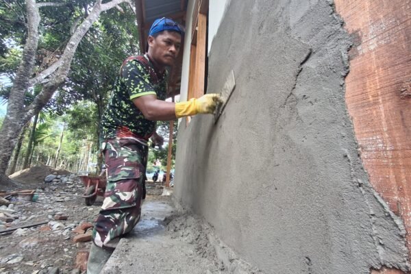 Semangat Pengabdian Satgas TMMD Warnai Pembangunan RTLH Milik Ibu Rabumah
