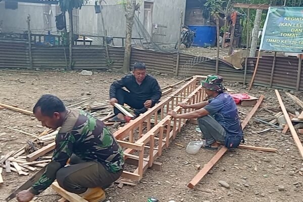 Satgas TMMD Ke-129 Kodim 0102/Pidie Bangun Kandang Ayam Petelur, Dorong Ketahanan Pangan Keluarga
