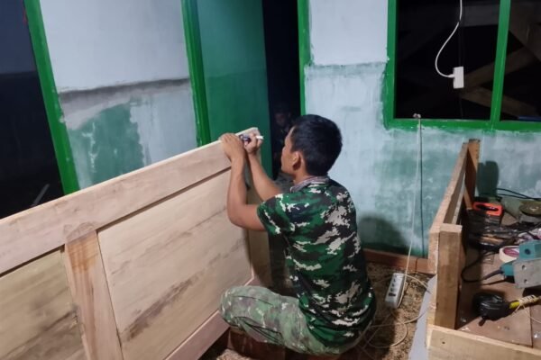 Kejar Target , Satgas TMMD ke-129 Kodim 0102/Pidie Lembur Pasang Pintu RTLH Hingga Malam Hari