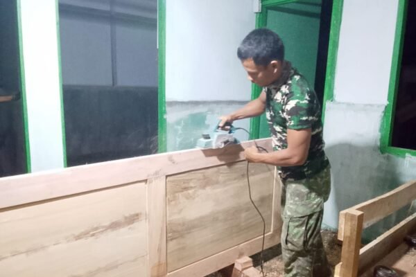 Satgas TMMD Ke-129 Kodim 0102/Pidie Maksimalkan Waktu, Pemasangan Pintu RTLH Tetap Berlanjut hingga Malam