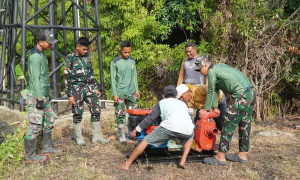 Satgas TMMD Bersama Masyarakat Berjibaku Salurkan Air Bersih ke Desa Umbele