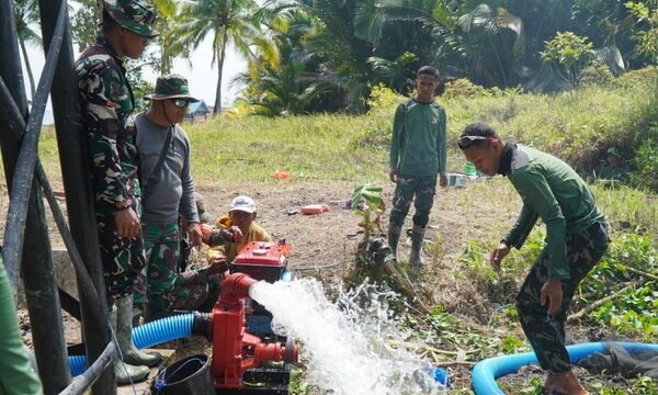Berkat Sinergitas TNI dan Masyarakat, Aliran Air Bersih di Desa Umbele Berjalan Lancar