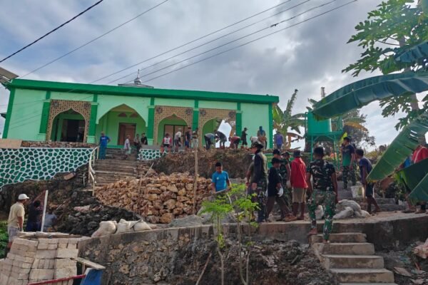 Antusiasme Warga Desa Polewali Tinggi, Kompak Laksanakan Kerja Bakti di Masjid