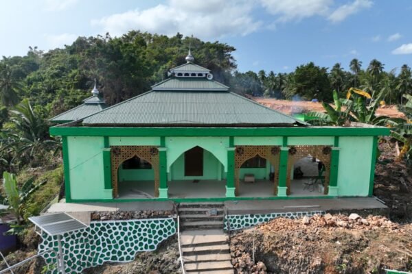 Satgas TMMD Kolaborasi dengan Warga untuk Mempercantik Masjid Desa Polewali