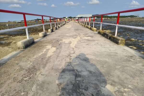 Pengecatan Dermaga Desa Umbele Rampung, Fasilitas Umum Tampak Lebih Baik