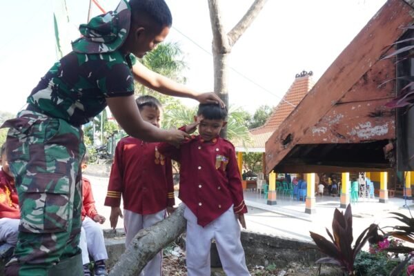 Belajar Sambil Bermain, Cara Humanis TNI Merangkul Anak-Anak di Pelosok Lamongan