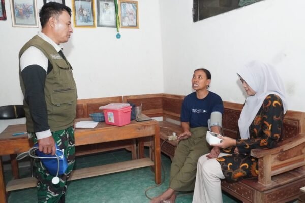 Satgas TMMD 129 Kodim 0812 dan Bidan Desa Menyapa Warga Tlemang Lewat Layanan Kesehatan Door to Door