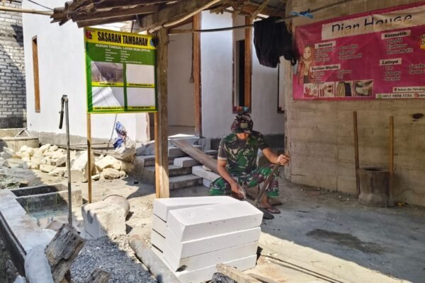 Penuh Dedikasi, Satgas TMMD 129 Kodim 0812/Lamongan Perbaiki Cangkul demi Rumah Ibu Siswati di Dusun Tlemang