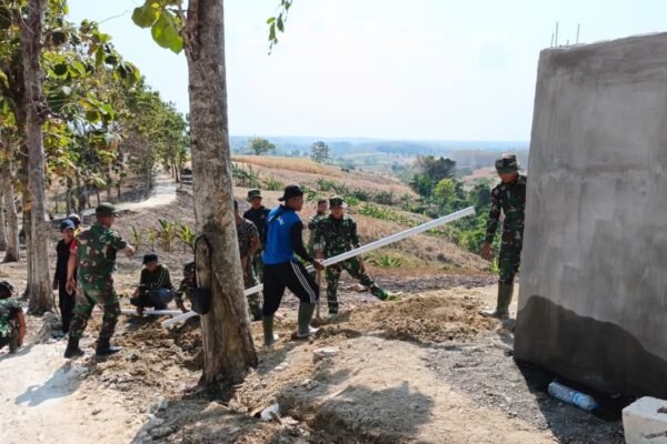 Alirkan Air Bersih ke Pemukiman, Satgas TMMD 129 Mulai Pasang Pipa Distribusi dari Tandon Menuju Dusun Bakon