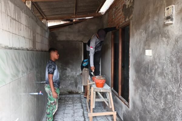 Perindah Tempat Ibadah Desa, Satgas TMMD 129 Bersama Warga Mulai Plester Dinding Mushola Desa Tlemang