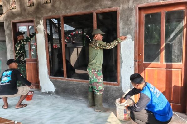 Bahu-Membahu Perindah Tempat Ibadah, Satgas TMMD 129 dan Warga Mulai Plamir Dinding Mushola Desa Tlemang