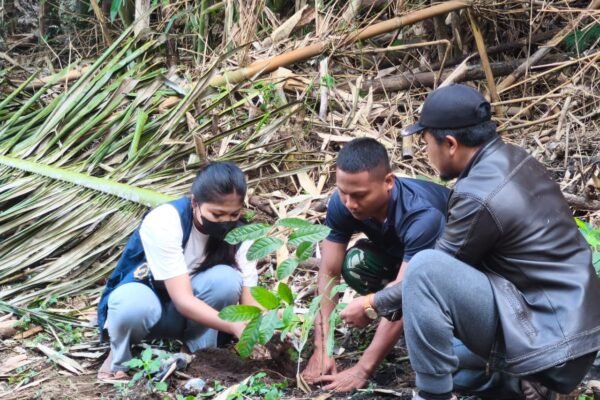Wujudkan TMMD Berkelanjutan, Satgas Kodim Bangli Hijaukan Desa Sekardadi dengan 500 Mahoni