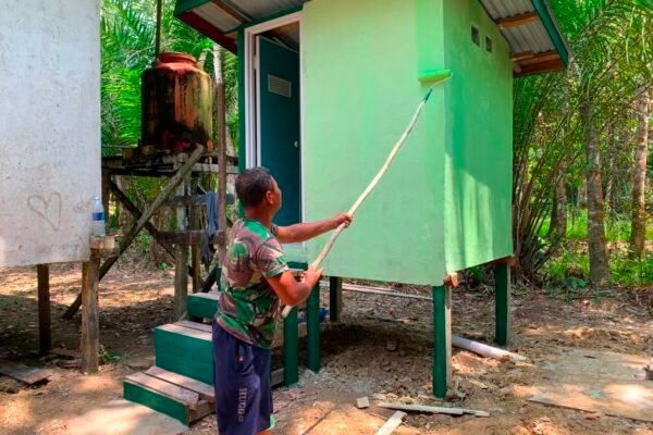 Akhir Pengerjaan MCK di Gereja Santo Fransiskus Xaverius Desa Ulak Pauk, Satgas TMMD Regtas Ke-129 Kodim 1206/Putussibau Tuntaskan Pengabdian untuk Masyarakat