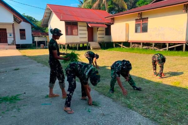 Ciptakan Desa Bersih dan Sehat, Satgas TMMD Regtas Ke-129 Kodim 1206/Putussibau Laksanakan Pembersihan Lingkungan Desa Ulak Pauk