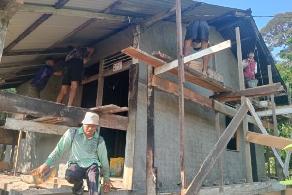 Kebut Pengerjaan RTLH, Satgas TMMD ke-129 Kodim 1206/Putussibau Optimistis Rampung Tepat Waktu.