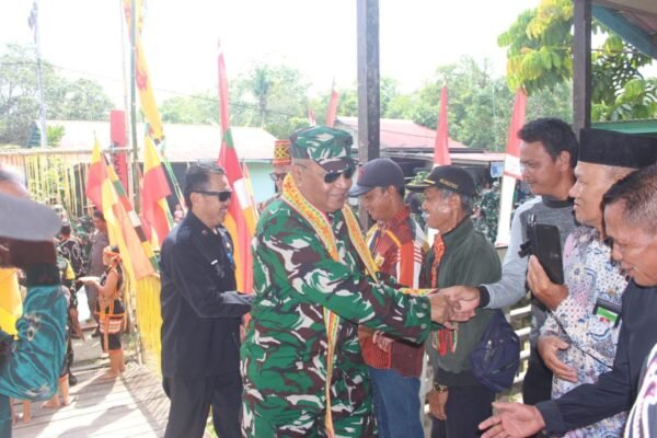 Penuh Kehangatan dan Semangat Kebersamaan, Tim Wasev TMMD Pati Staf Khusus Kasad Disambut Meriah di Lokasi TMMD Regtas Ke-129 Kodim 1206/Putussibau